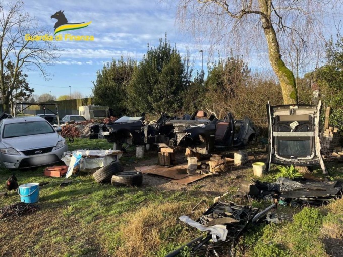 Trovata discarica abusiva di 2.700 metri quadri a Dolo: tra auto, roulotte e persino eternit