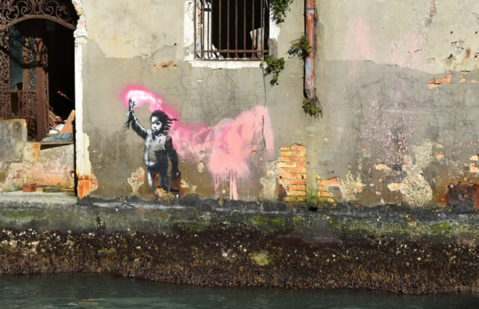Murales del “Bambino migrante” di Banksy sorvegliato speciale, si temono atti vandalici e acqua alta