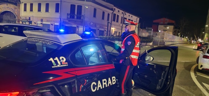 Ruba vestiti nascondendoli sotto la giacca e per scappare minaccia la vigilanza con uno sgabello