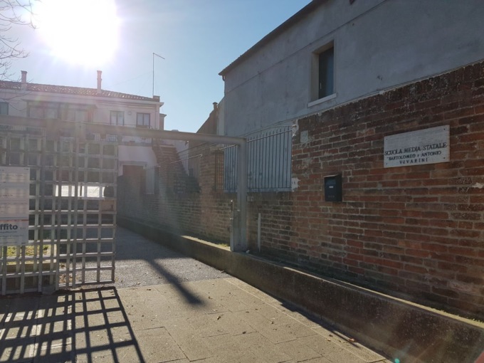 La legge non riconosce i diritti delle scuole medie di Burano e Murano come “piccole isole”, rischio di accorpamento