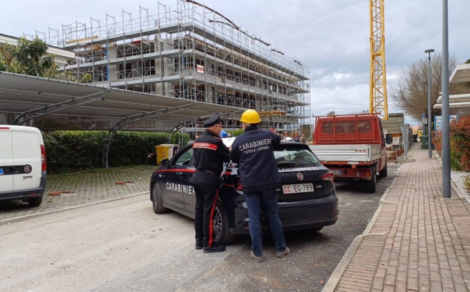 Prevenire incidenti sul lavoro, sospese 8 aziende per mancanza di protezioni contro le cadute nel vuoto