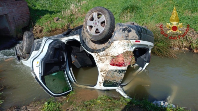 Esce fuori strada e l’auto si ribalta in un canale, due feriti gravi