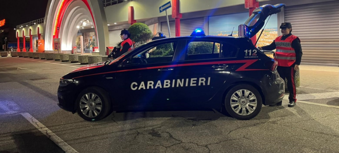 Beccato a rubare cosmetici in un supermercato, aggredisce la vigilanza
