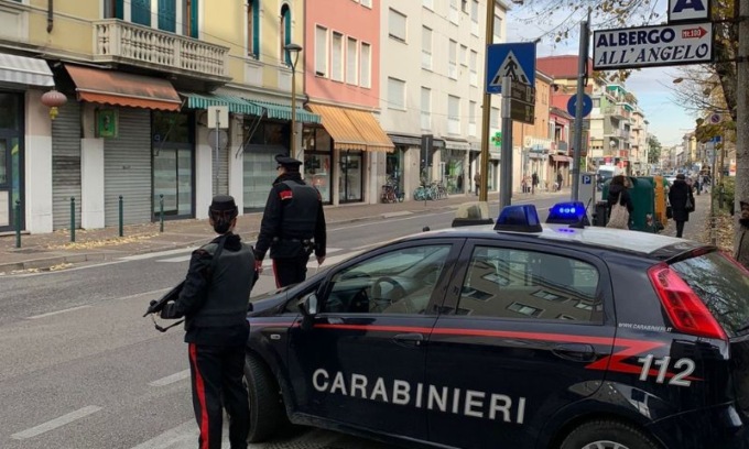 “Prende” vestiti in un negozio, si rifiuta di pagare e poi minaccia con le forbici i vigilanti