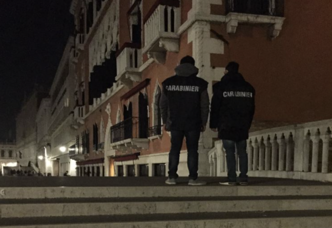Pusher beccato a cedere cocaina a un cliente, tenta di disfarsi della droga gettandola nella Giudecca