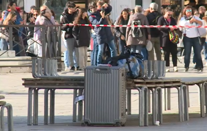 Allarme bomba in piazza San Marco, ma le valigie abbandonate erano di due turisti