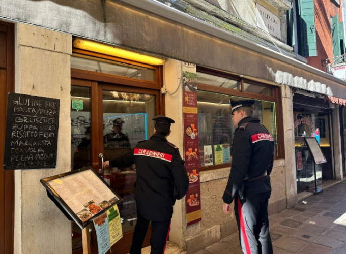 Si intrufola dal retro in un ristorante del centro e porta via il computer e un cellulare