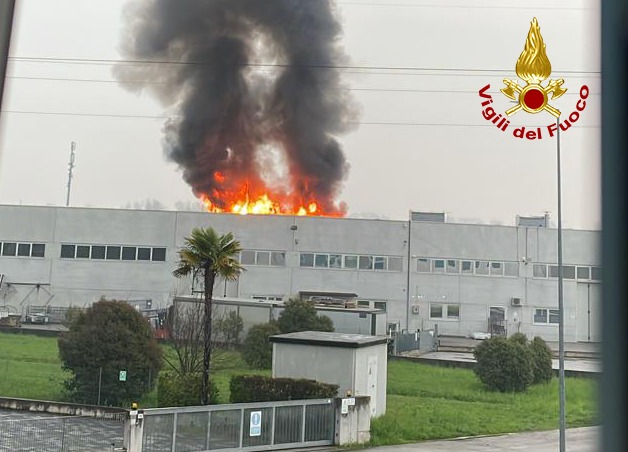 Maxi incendio al capannone della Maga Foodlab, più di 30 vigili del fuoco in azione per spegnere il rogo