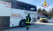 Bus pieno di studenti urta un albero, vetri in frantumi e 14 ragazzi feriti