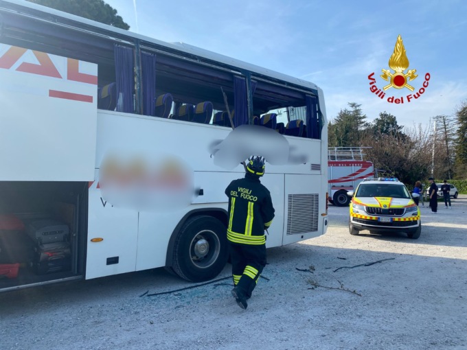 Bus pieno di studenti urta un albero, vetri in frantumi e 14 ragazzi feriti
