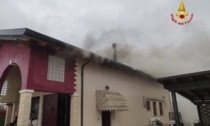 La canna fumaria prende fuoco e incendia anche il tetto