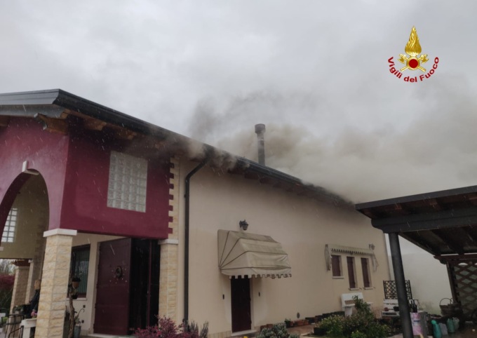 La canna fumaria prende fuoco e incendia anche il tetto