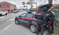 Ventenne si finge carabiniere e truffa un 67enne, poi tenta la fuga in taxi