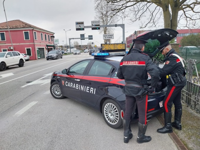 Ventenne si finge carabiniere e truffa un 67enne, poi tenta la fuga in taxi