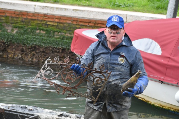 Una discarica sul fondo dei canali di Venezia: ben 15 quintali di rifiuti… meno male che ci sono i gondolieri sub