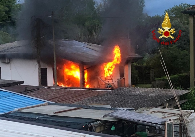 Incendio improvviso in un garage a Vigonovo, per poco non ha coinvolto anche la villetta accanto