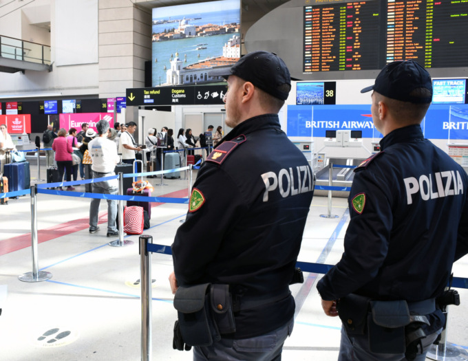 Anziano in lacrime all’aeroporto: “Mi hanno rubato il marsupio”. I poliziotti lo ritrovano grazie al GPS del cellulare