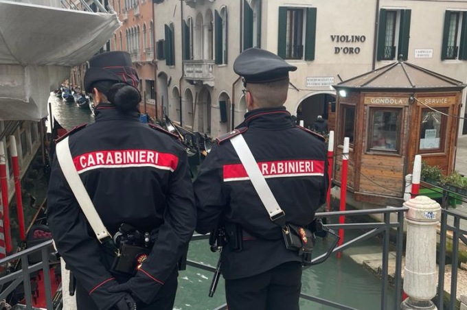 Coppia di borseggiatori in azione a Venezia, rubato il portafogli a una turista