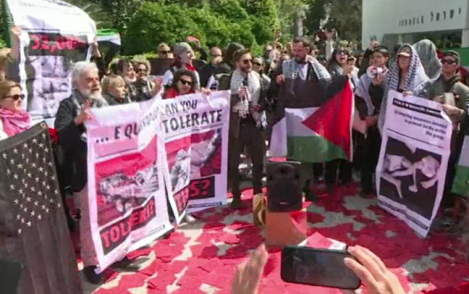 Protesta davanti al padiglione chiuso di Israele alla Biennale Arte 2024