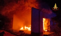 La legnaia va a fuoco, le fiamme divorano anche il tetto della casa vicina