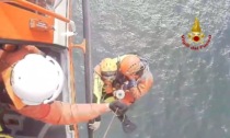 60enne si ferisce in viso sulla barca a vela a Caorle, soccorso dai vigili del fuoco in elicottero: il video
