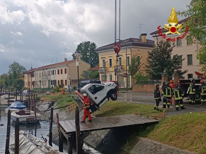 Dimentica di inserire il freno a mano e il furgone… finisce nel canale