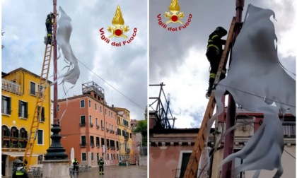 Il vento forte distrugge un'installazione della Biennale a Venezia