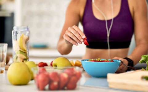 Mangiare bene per vivere meglio: l’importanza di una corretta nutrizione e i pericoli delle diete improvvisate