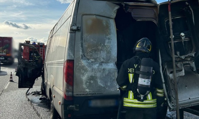 Furgone in avaria prende fuoco sulla A4 tra Martellago e Preganziol