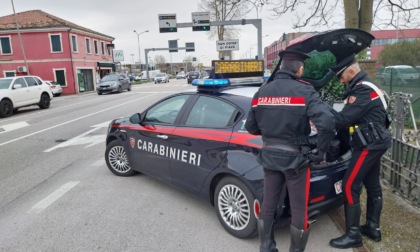 Tenta di rubare dei vestiti in un negozio, nella borsa aveva due tronchesi per rimuovere i dispositivi antitaccheggio