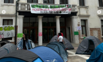 Studenti Pro Palestina occupano il cortile della Ca' Foscari: "Stop agli accordi con atenei ed enti israeliani"