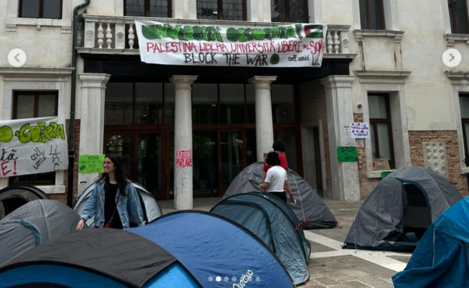 Studenti Pro Palestina occupano il cortile della Ca’ Foscari: “Stop agli accordi con atenei ed enti israeliani”