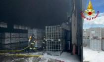 Incendio in un capannone di trattamento rifiuti, contenitori in fiamme e struttura invasa dal fumo