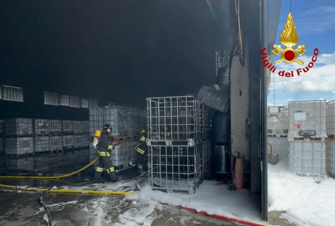 Incendio in un capannone di trattamento rifiuti, contenitori in fiamme e struttura invasa dal fumo