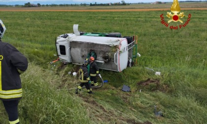 Scontro tra Suv e autocisterna con 5mila litri di gasolio, veicoli fuori strada e due feriti