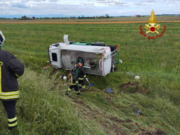 Scontro tra Suv e autocisterna con 5mila litri di gasolio, veicoli fuori strada e due feriti