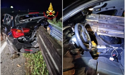 Esce fuori strada e l'auto si infilza nel guardrail, ferite due persone