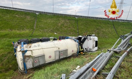 Autocisterna del latte sfonda il guard-rail dell'A57, esce di strada e si ribalta su un lato