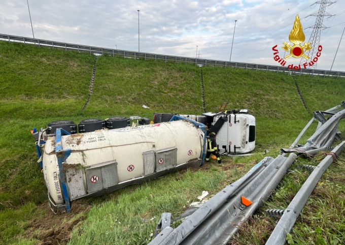 Autocisterna del latte sfonda il guard-rail dell’A57, esce di strada e si ribalta su un lato