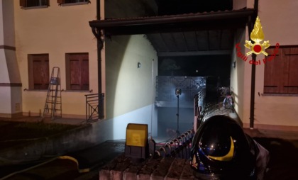 Incendio in un garage ad Annone Veneto: una residente rimane bloccata nel proprio appartamento
