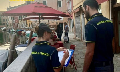 Scoperti lavoratori in nero e irregolari in ristoranti, sale da ballo ed empori in centro a Venezia