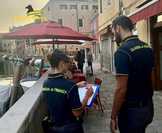 Scoperti lavoratori in nero e irregolari in ristoranti, sale da ballo ed empori in centro a Venezia