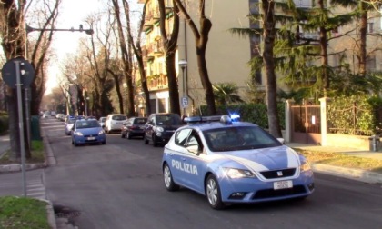 Con un coltellino puntato alla gola tenta di lanciarsi dal cavalcavia, poliziotti-eroi lo salvano prima di buttarsi