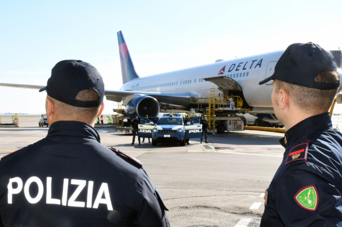 Ubriaco e con patente falsa provocò un incidente a Bologna, arrestato all’aeroporto di Venezia