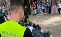 Merce esposta oltre i limiti autorizzati, sequestrati 2.500 articoli in piazzale Roma