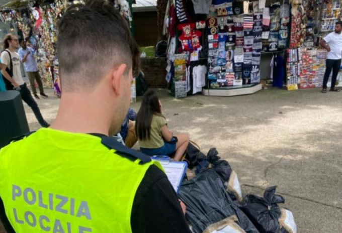 Merce esposta oltre i limiti autorizzati, sequestrati 2.500 articoli in piazzale Roma
