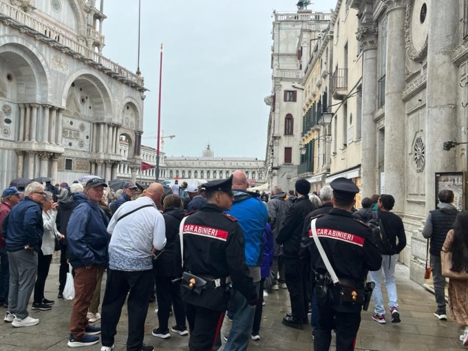 Tentano di rubare il portafoglio a una turista, il fidanzato prova a fermarli ma viene minacciato con un coltello
