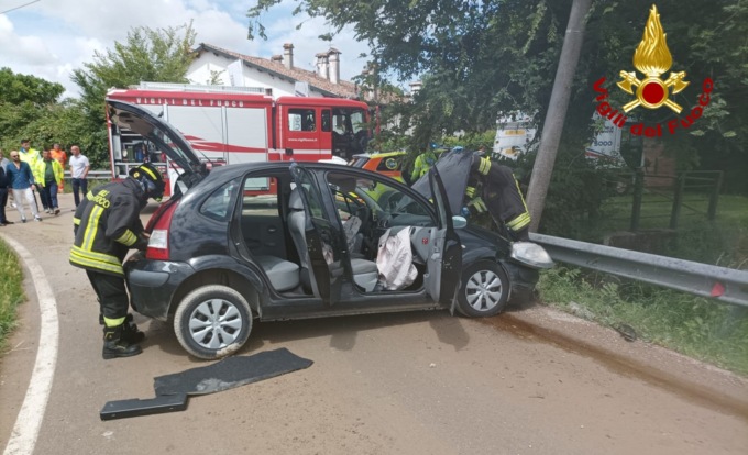 Auto contro un guard-rail in località Dese, ferita una donna