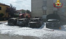 Incendio in un parcheggio in centro a Salzano, tre auto distrutte dalle fiamme