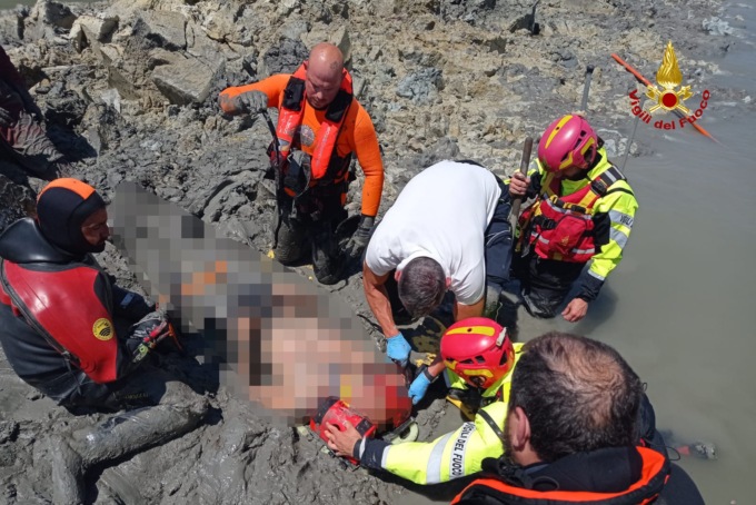 Incidente sul lavoro in uno scavo archeologico, operatore travolto e quasi sommerso dal fango